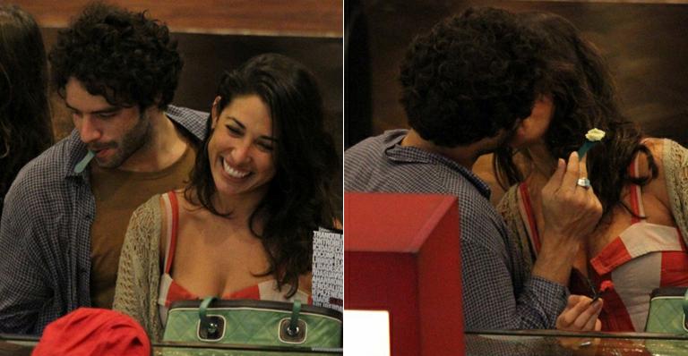 Protagonistas de ‘Os Dez Mandamentos’, Giselle Itié e Guilherme Winter trocam beijos em shopping