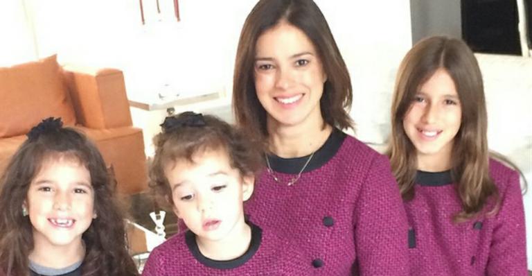 Vera Viel brinca de cabaninha e mostra cobertor com o rosto das filhas