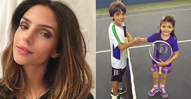 Carol Celico paparica os filhos em aula de tênis: ‘Os campeões da mamãe’