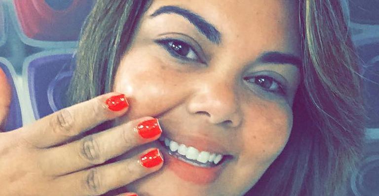 Fabiana Karla ostenta na praia com taças de champanhe: ‘É o que tem para hoje’