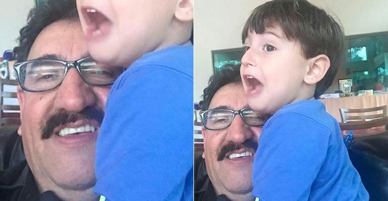 Ratinho se diverte com o neto em foto e seguidores comentam: ‘Parece você’