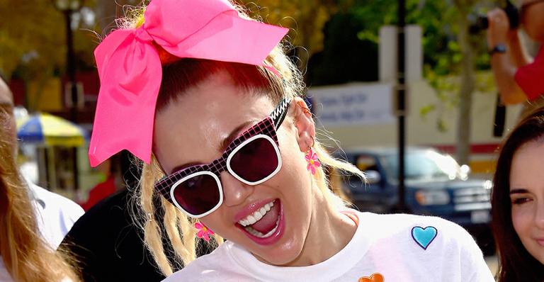 Miley Cyrus publica foto no vaso sanitário: “Festa do xixi”