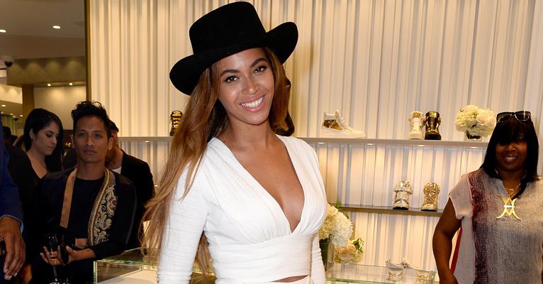 Beyoncé teria colocado silicone nos seios por estar com baixa autoestima