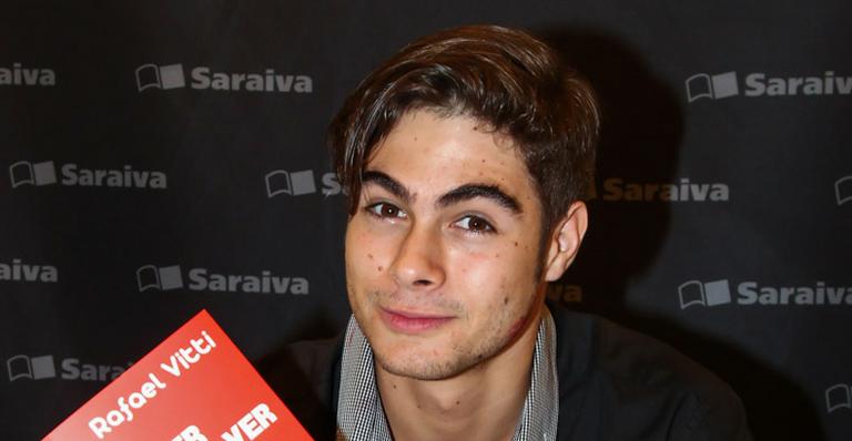 Rafael Vitti raspa o cabelo e exibe novo visual; confira