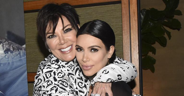 Kris Jenner parabeniza Kim Kardashian com fotos da infância