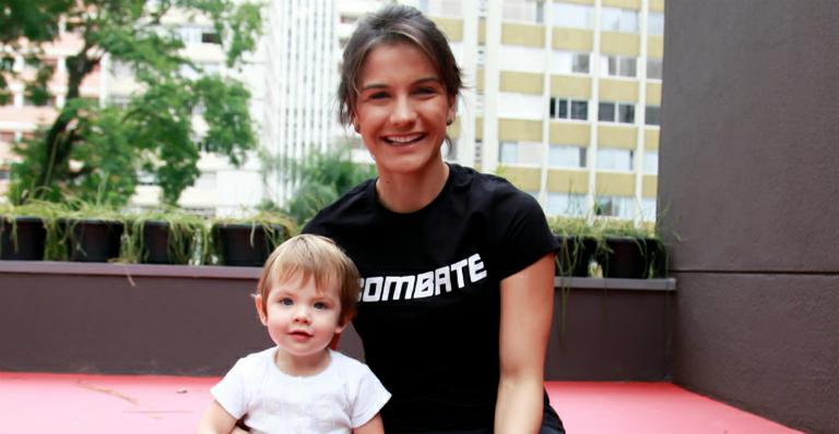 Ayra, filha de Kyra Gracie e Malvino Salvador, esbanja fofura em academia de São Paulo