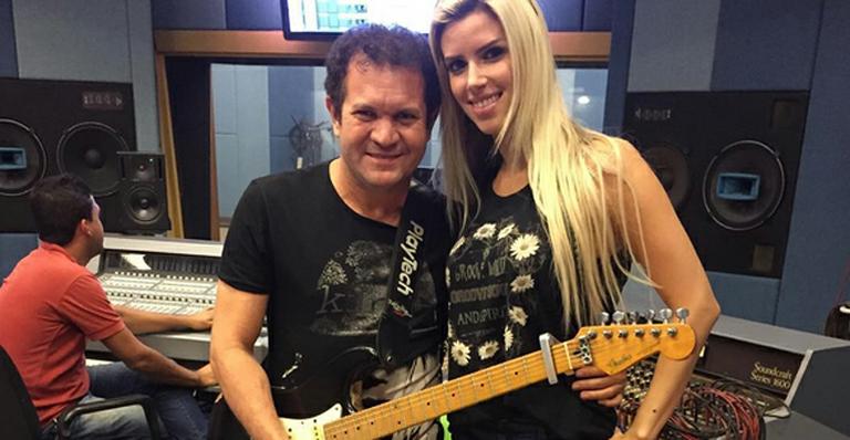 Nova vocalista da Banda Calypso, Thábata mostra foto em estúdio com Chimbinha