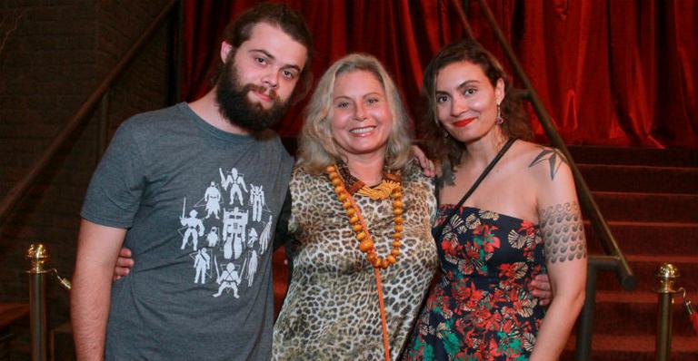 Em rara aparição, Vera Fischer vai ao teatro com os filhos