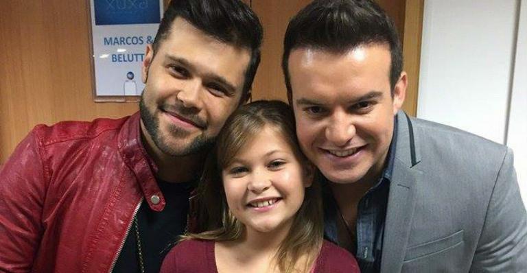 Nikki Meneghel invade os bastidores do programa de da Xuxa