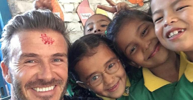 David Beckham visita crianças atingidas por terremoto