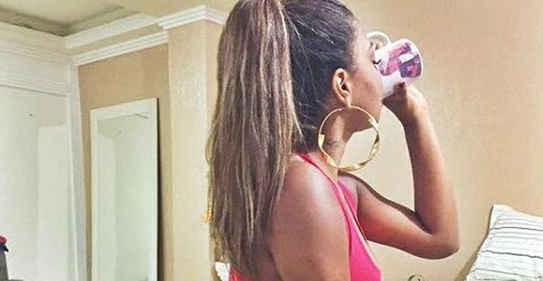 Ousada! Ludmilla acorda cedo e posa só de calcinha e sutiã