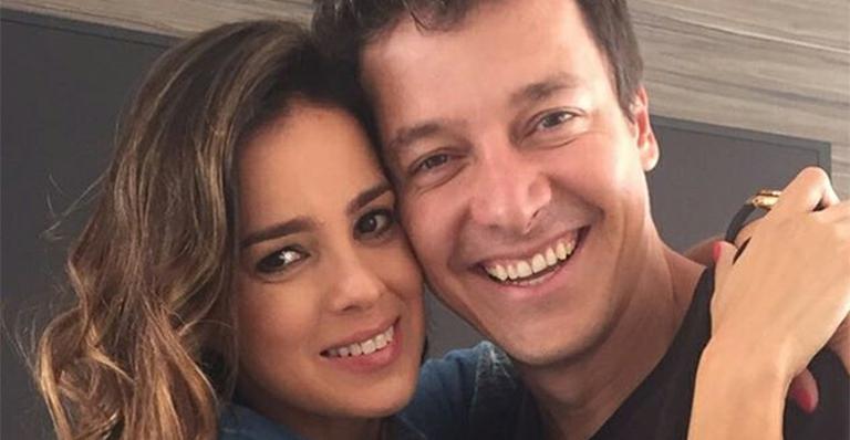 Vera Viel mostra semelhança entre as três filhas e fãs brincam: ‘Gêmeas de anos diferentes?’