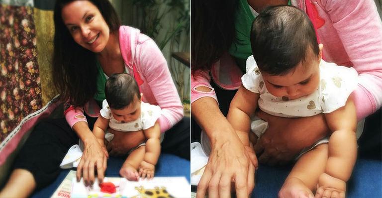 Carolina Ferraz aparece feliz da vida ao lado de Isabel, sua filha de cinco meses