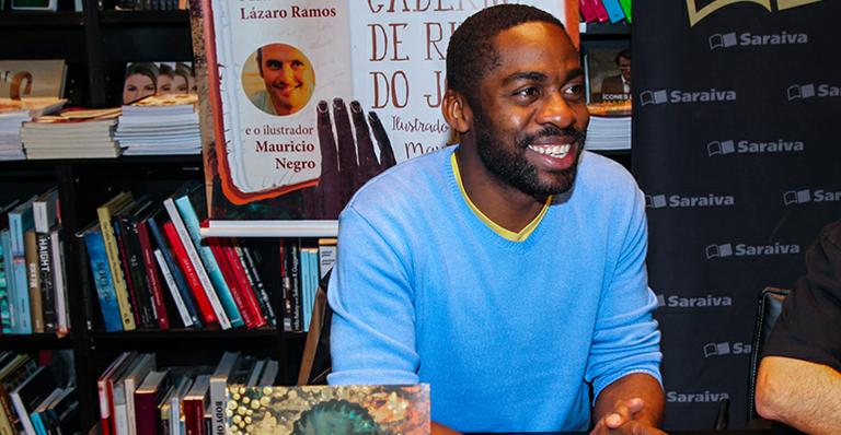 Lázaro Ramos recebe fãs no lançamento de seu primeiro livro