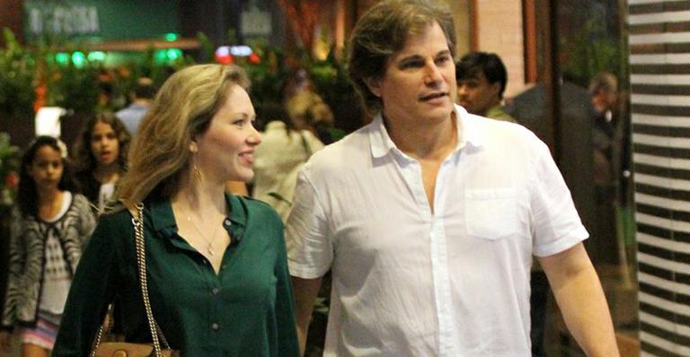 Edson Celulari circula em shopping de mãos dadas com a namorada