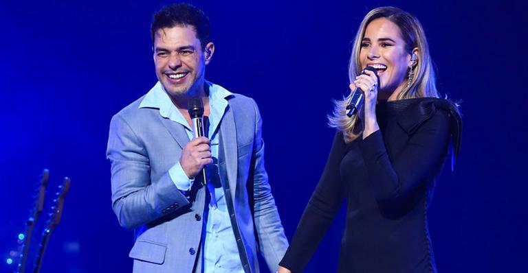 Com Graciele na plateia, Zezé canta com a filha Wanessa em show