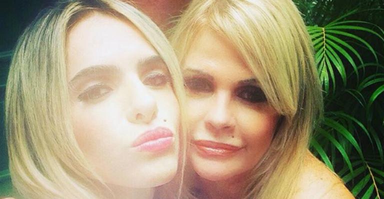 De topless, Cacá Werneck faz romântica declaração para Monique Evans