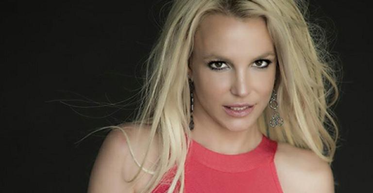 Britney Spears exibe barriga sequinha em ‘domingo sexy’ e ganha elogios