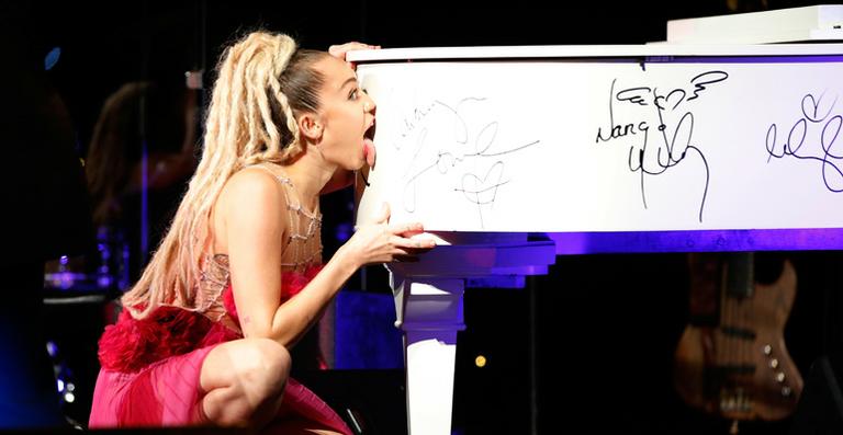 Miley Cyrus lambe piano em leilão e consegue vendê-lo por R$ 190 mil