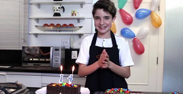 João Augusto, filho de Gugu, completa 14 anos e faz próprio bolo de aniversário