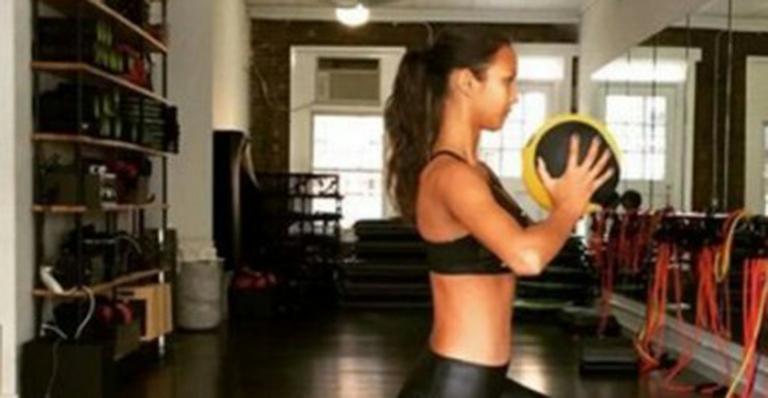 Antes de desfile da Victoria’s Secret, Angel Laís Ribeiro se prepara para show