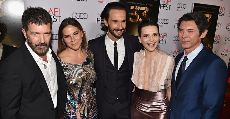Rodrigo Santoro brilha em première ao lado de Antonio Banderas