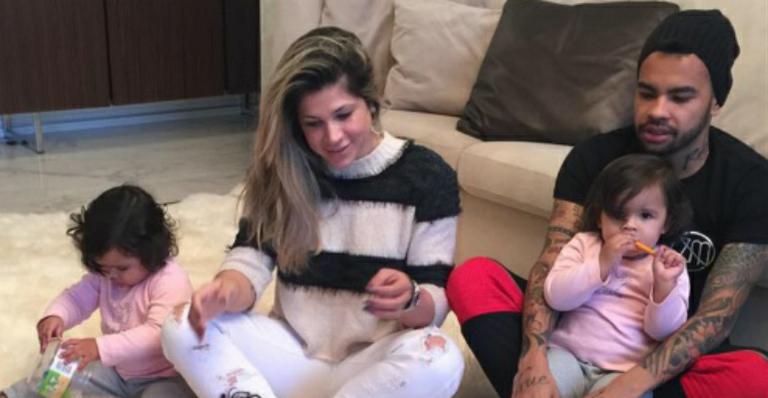 Dentinho e Dani Souza se divertem com os filhos em luxuosa sala de mansão