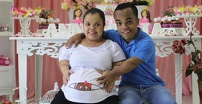 Marquinhos e Juliana fazem chá de bebê para Anna Júlia