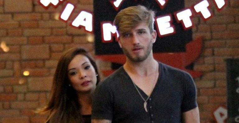 Carol Nakamura passeia com o namorado em shopping no Rio