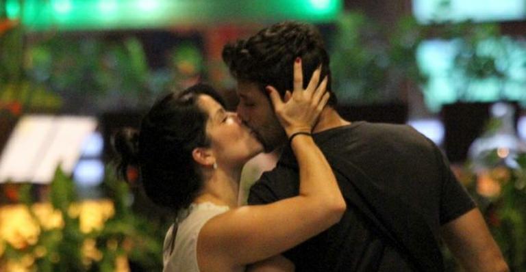 Samara Felippo troca beijos com o namorado no Rio