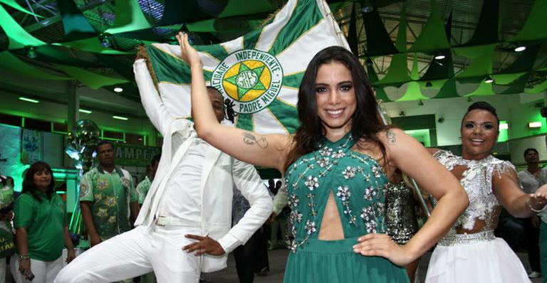 Anitta é apresentada como musa da Mocidade e cai no samba