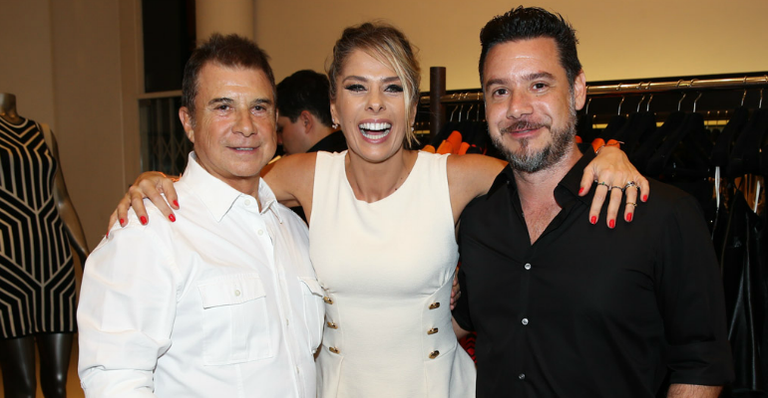 Adriane Galisteu prestigia festa de lançamento organizada pelo sogro, Valdemar Iódice