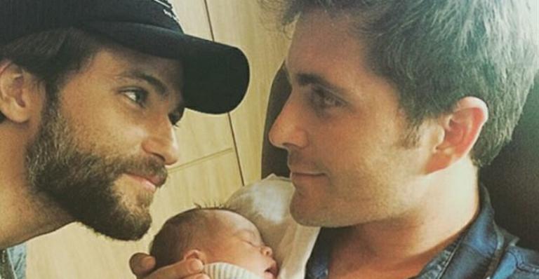 Bruno Gagliasso paparica o sobrinho recém-nascido