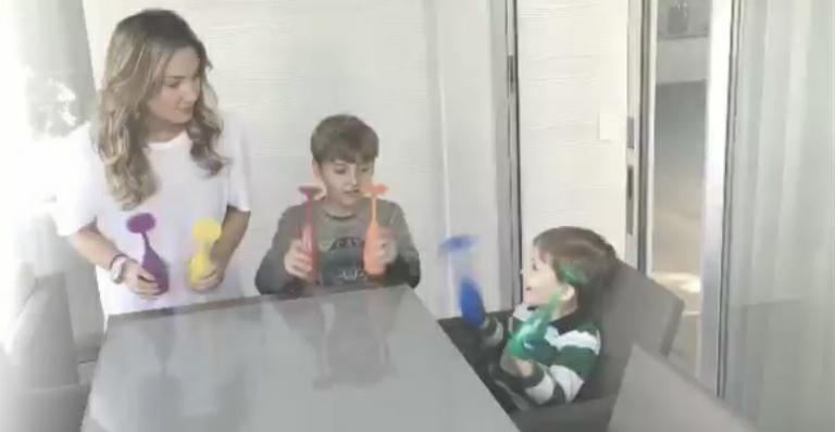 Claudia Leitte mostra os filhos fazendo batuque com taças na mesa