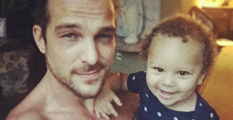 Igor Rickli posa sem camisa dando colo para o filho: “Acordamos cedo e muito animados”