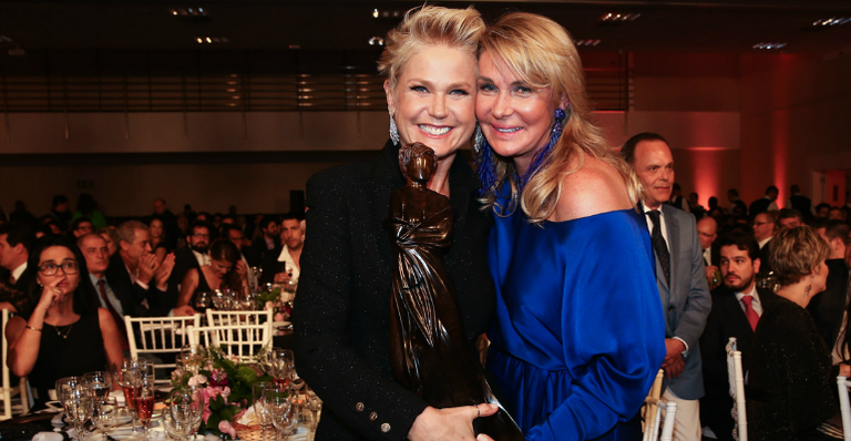 Xuxa Meneghel recebe homenagem por conta de ações em prol das crianças