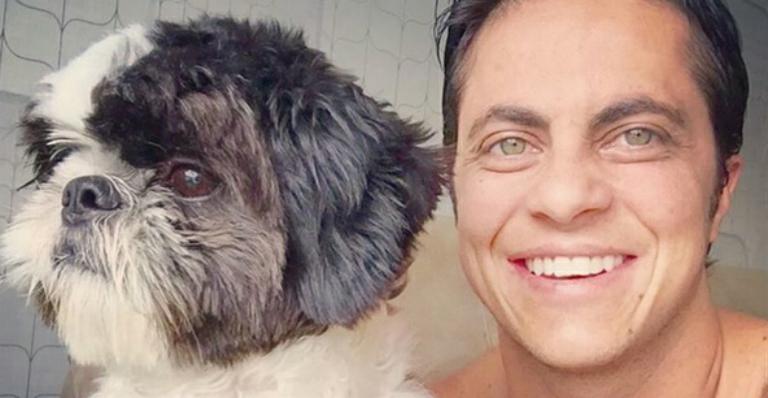 Thammy Miranda posa com cachorrinho e deixa à mostra seu novo peitoral
