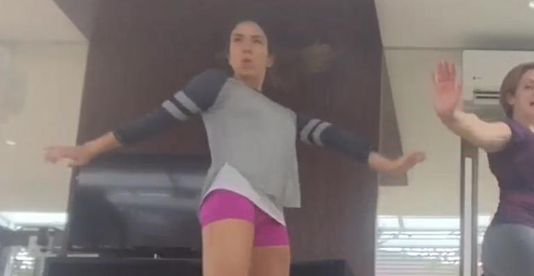 De shortinho, Patrícia Abravanel ensaia coreografia de Beyoncé