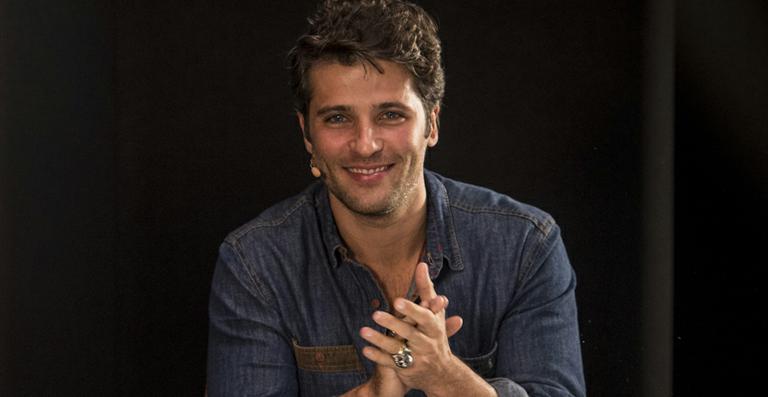 Bruno Gagliasso muda o visual e adere ao moicano