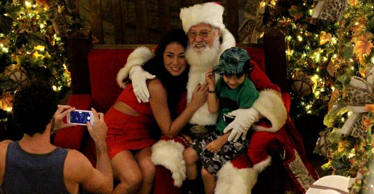 Dani Suzuki visita o Papai Noel com o filho, Kauai