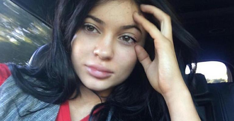 Kylie Jenner publica foto sem maquiagem, se arrepende e apaga