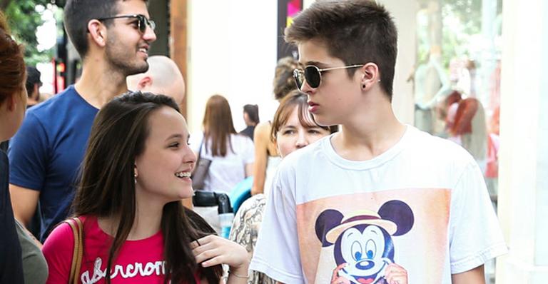 Namoro? Larissa Manoela e João Guilherme Ávila passeiam de mãos dadas