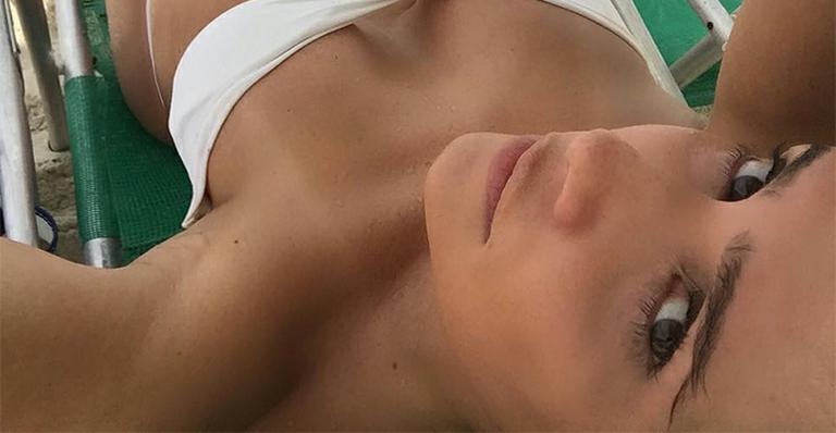 Na reta final da gestação, Deborah Secco exibe barrigão usando biquini na praia