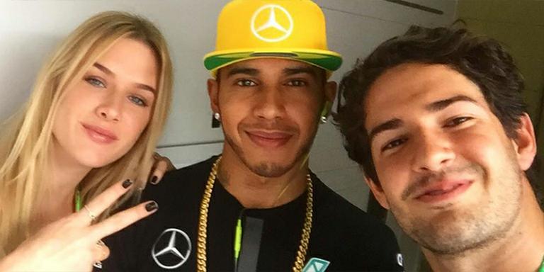 Alexandre Pato e Fiorella Mattheis tietam o tricampeão Lewis Hamilton no GP Brasil