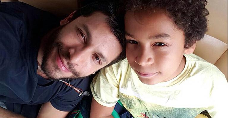 Rainer Cadete posa ao lado do filho e se declara: ‘Metade de mim’
