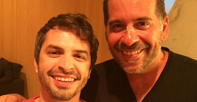 Leandro Hassum prestigia humorista Bruno Motta e o visita no camarim