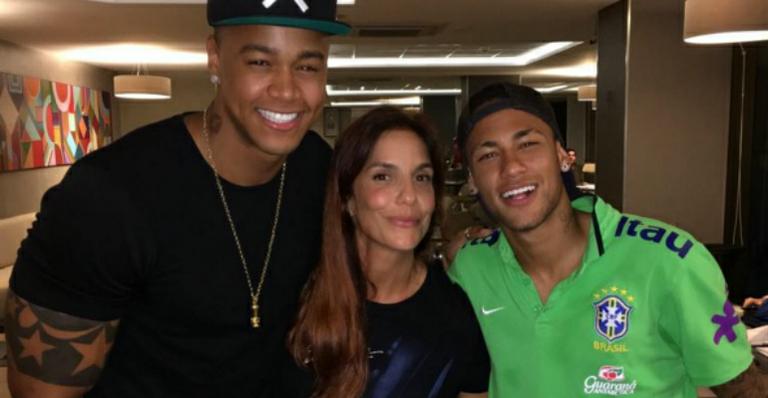 Ivete Sangalo e o filho tietam Neymar em Salvador
