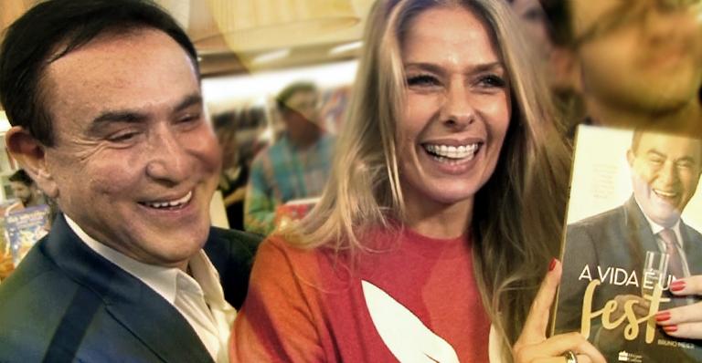 Adriane Galisteu tieta Amaury Jr durante lançamento em SP