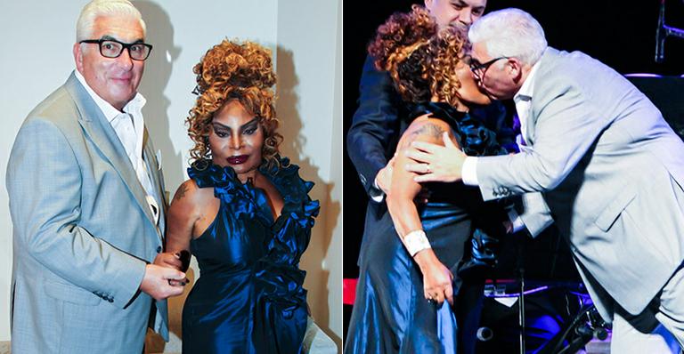 Pai de Amy Winehouse, Mitch faz show no Brasil e dá selinho em Elza Soares no palco