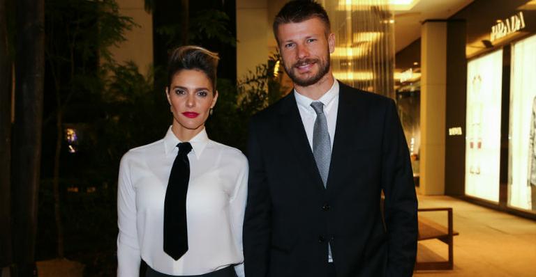 Acompanhada do marido, Fernanda Lima esbanja estilo em evento fashion e aparece de gravata